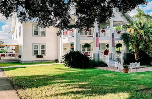 Blountstown House | Charming gated stately home on 5 acres