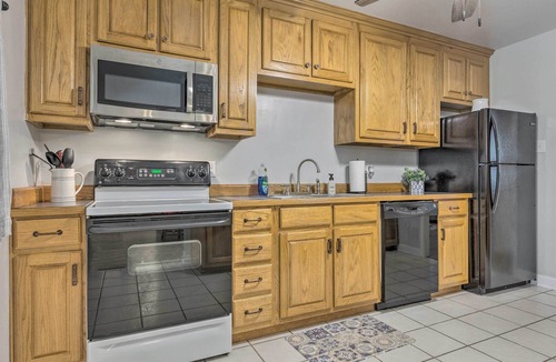 Gulfport Cottage | Charming Gulfport Escape: Half-mile to Beach!