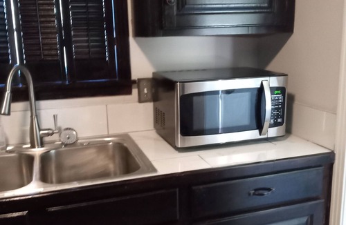 Hattiesburg House | Charming Home Comfy Beds Private Backyard with Fire Pit