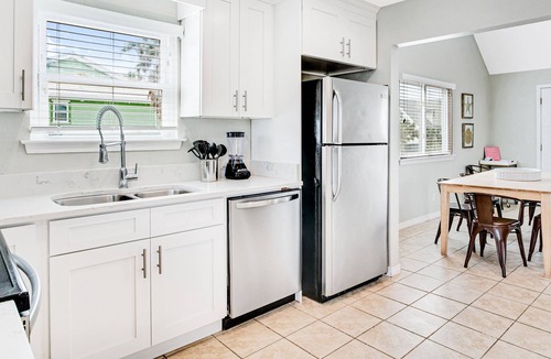 Toilla Segunda House | Charming home with high-speed WiFi & Gulf views - one block to beach!