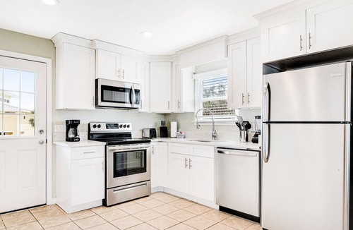 Toilla Segunda House | Charming home with high-speed WiFi & Gulf views - one block to beach!