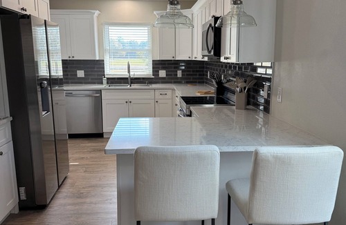 Lumberton House | Charming Newly Renovated 2BR Farmhouse on 1 acre with Covered Parking and Wi-Fi.