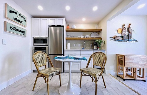 Bradenton Beach Condo | Charming Old Florida Style Steps from Beach