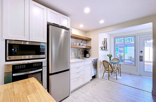 Bradenton Beach Condo | Charming Old Florida Style Steps from Beach