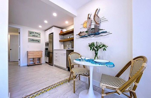 Bradenton Beach Condo | Charming Old Florida Style Steps from Beach