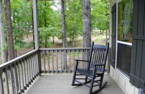 Zwolle House | Charming Pondview Cabin with Resort Amenities near Zwolle, Louisiana