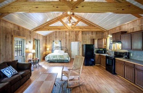 Zwolle House | Charming Pondview Cabin with Resort Amenities near Zwolle, Louisiana