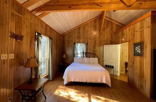Zwolle House | Charming Pondview Cabin with Resort Amenities near Zwolle, Louisiana