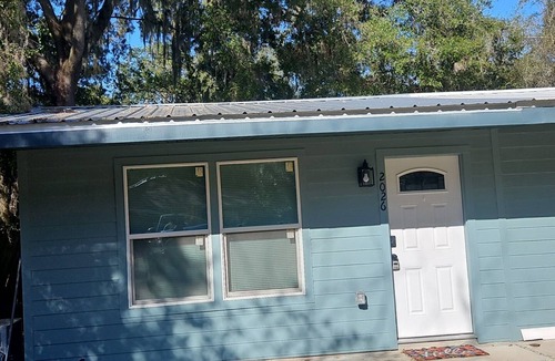 Gainesville Apartment | Charming posh 1-bedroom/1 bathroom apartment in Gainesville!