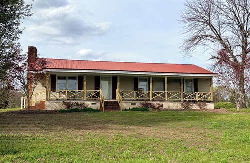 Starkville House | Charming Rustic Farmhouse on 7 acres less than 3 miles from MSU Campus
