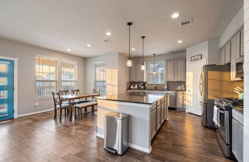 El Lago House | Charming Seabrook Retreat, Close to the Bay