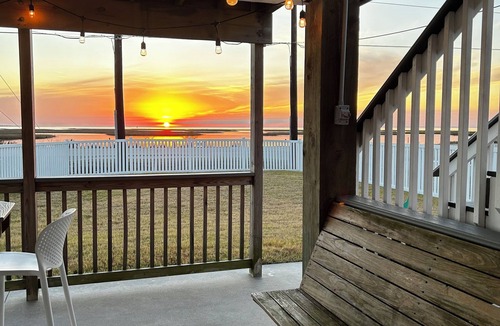 Jamaica Beach House | Charming Snowbird Rental with 3 bedrooms 2 Bathrooms in Jamaica Beach, TX
