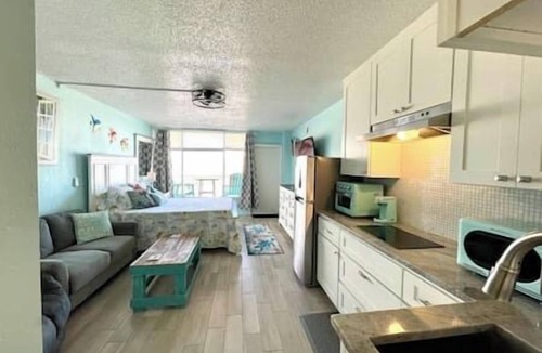 Daytona Beach Condo | Charming Studio | Balcony w/Ocean Views | Pool