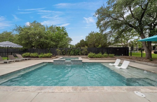 Crawford Cabin | Charming Tiny House #3 Getaway with Pool: 20 minutes from Baylor and Magnolia!