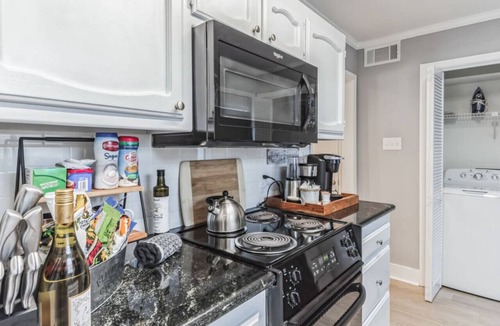 Inniswold Apartment | Charming two ensuites near hospitals & shops. Jefferson Hwy Bluebonnet