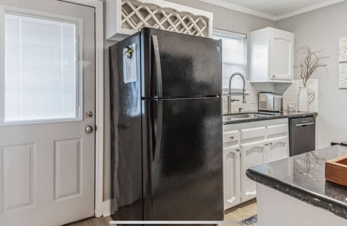 Inniswold Apartment | Charming two ensuites near hospitals & shops. Jefferson Hwy Bluebonnet