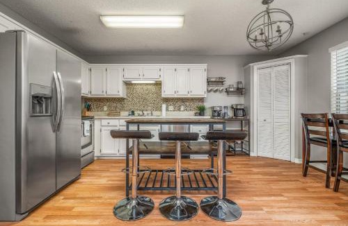 Myrtle Grove Apartment | Charming Urban Family Home near Beaches & Downtown