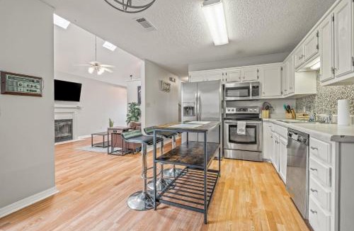 Myrtle Grove Apartment | Charming Urban Family Home near Beaches & Downtown