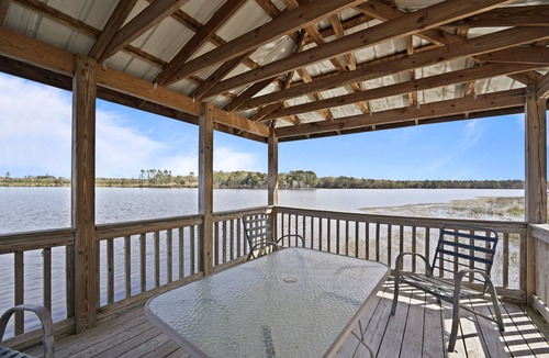 De Funiak Springs Cabin | Charming Waterfront Doublewide with a dock to Juniper Lake