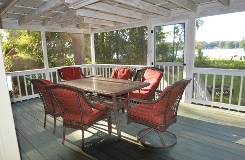 De Funiak Springs Cabin | Charming Waterfront Doublewide with a dock to Juniper Lake