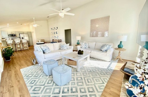 Pass Christian House | Cheerful 2-Bedroom Home on the Water with a Pool