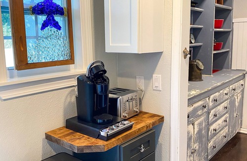 New Warrington House | Cheerful 2-bedroom house with lighted patio
