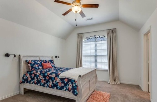 Plano House | Cheerful 2 bedroom townhouse modern and cozy
