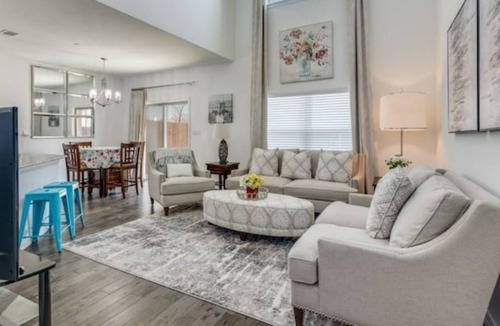 Plano House | Cheerful 2 bedroom townhouse modern and cozy
