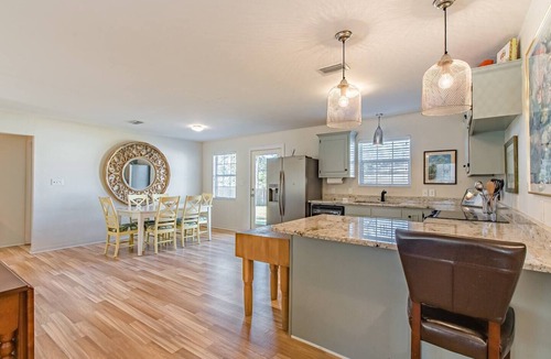 Fairhope Cottage | Cheerful 3-bedroom home with parking on premises