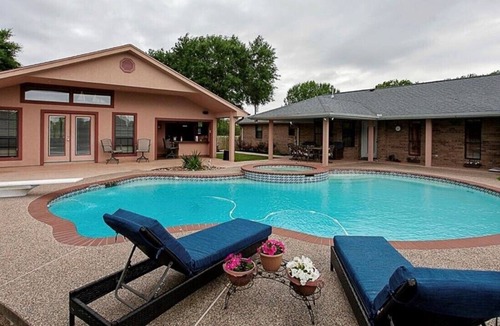 Stowell Villa | Cheerful 4 bedroom villa with pool