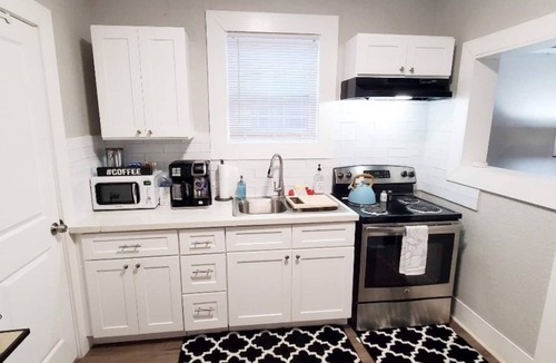 Galveston Cottage | Cheerful & Bright 2 Bdrm Cottage- 4 min. to Cruise Ports & half mile from beach