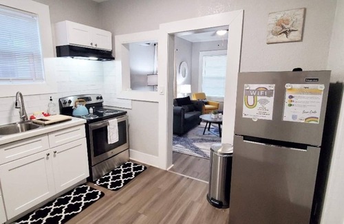 Galveston Cottage | Cheerful & Bright 2 Bdrm Cottage- 4 min. to Cruise Ports & half mile from beach
