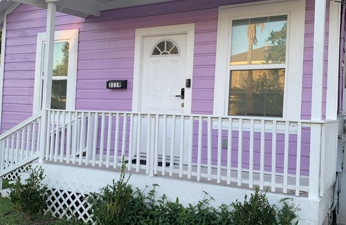 Galveston Cottage | Cheerful & Bright 2 Bdrm Cottage- 4 min. to Cruise Ports & half mile from beach