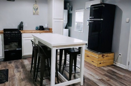 Ocean Springs House | Cheerful One Bedroom Remodeled Tiny Home, close to everything!