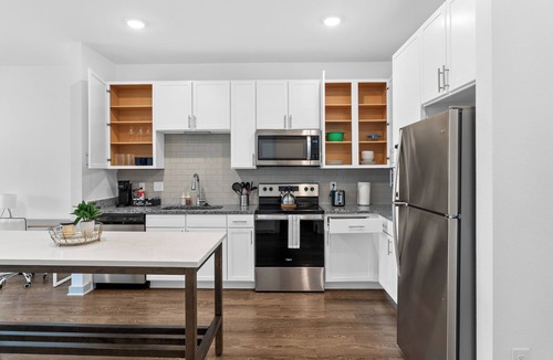 Arlington Apartment | Chic 1BR Apt King Bed/Pool/Gym/Close 2 Beach