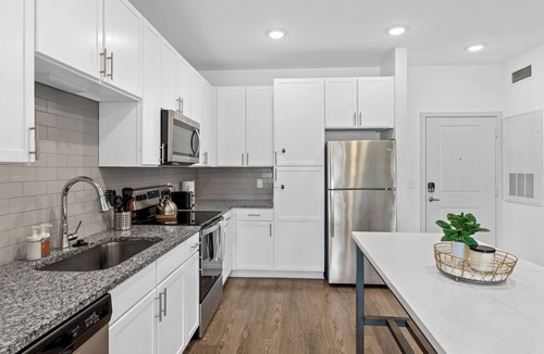 Arlington Apartment | Chic 1BR Apt King Bed/Pool/Gym/Close 2 Beach