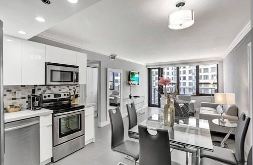 Mid Beach Apartment | Chic 3 Bedroom Condo by the Sea with Resort Amenities, Pools and Gym 715