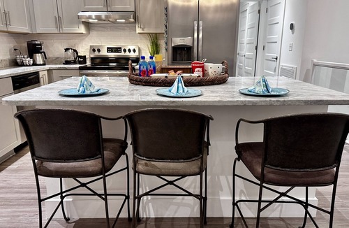 Fort Walton Beach Condo | Chic Coastal Retreat/Minutes to Beach/Dog Friendly!