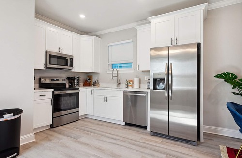 Mid-City House | Chic Group Retreat w/3 En-Suite Baths. Near French Quarter Walk to Streetcar