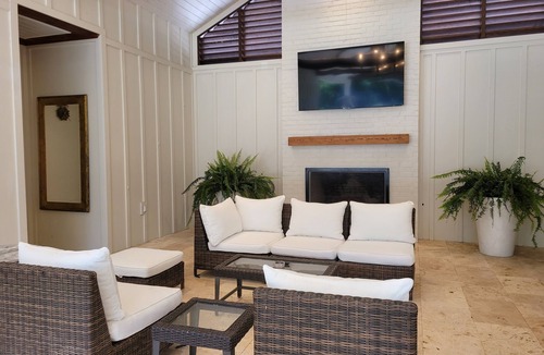 Abita Springs Hotel | Chic luxury suite with Wi-Fi, AC in charming Abita Springs