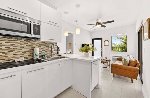 Beverly Heights Apartment | Chic Modern Studio with Queen Bed