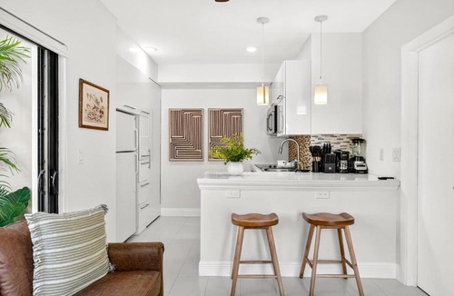 Beverly Heights Apartment | Chic Modern Studio with Queen Bed