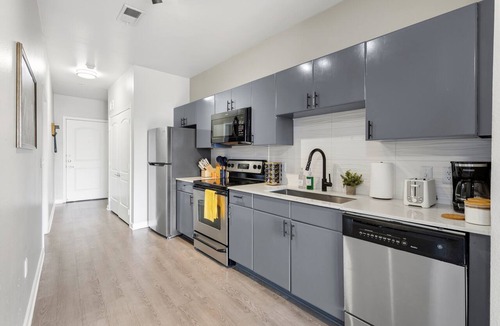 Far North Dallas Apartment | Chic stay in the Heart of Dallas