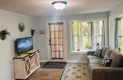 Laurel House | Cici's Guest House