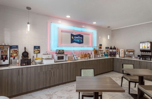 Sulphur Hotel | Clarion Pointe Sulphur - Lake Charles