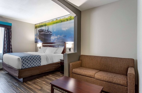 Sulphur Hotel | Clarion Pointe Sulphur - Lake Charles