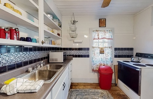 Carrabelle Cottage | Classic coastal cottage with screened deck, hammock & washer/dryer