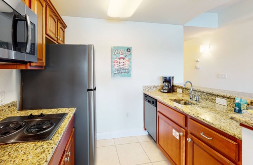 Sunnyside Apartment | Classy condo with lake view, pools, hot tubs & seasonal beach service