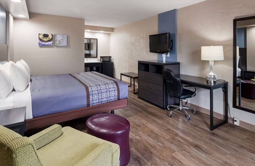 Jasper Hotel | Clean & Convenient Jasper Room Close to Restaurants, Shopping & Attractions