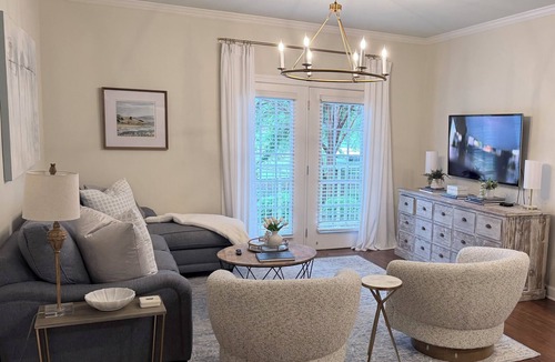 Oxford Condo | Close to Campus-newly professionally decorated-sleeps 6 -no stairs!
